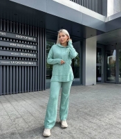 Костюм-двойка женский вязаный с капюшоном и прямыми брюками осенний