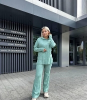 Костюм-двойка женский вязаный с капюшоном и прямыми брюками осенний