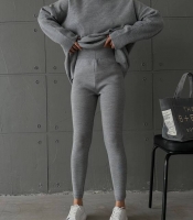 Костюм-двойка женский из фабричной вязки свитер-гольф и лосины с высокой талией осенний