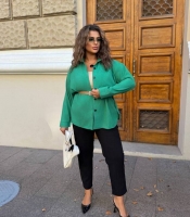 Костюм-двойка женский зелёный из микровельвета с сорочкой и брюками осенний