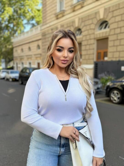 Лонгслив женский белый из рубчика с декольте-обманкой на молнии осенний