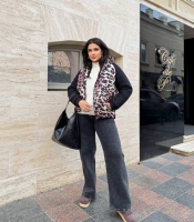 Куртка демисезонная женская из плащевки с рукавами из баранчика с капюшоном на синтепоне с подкладкой и животным принтом средняя