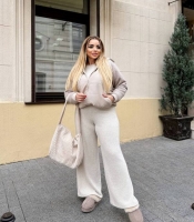 Куртка женская демисезонная с капюшоном из водонепроницаемой плащевки с рукавами из фактурного материала осенняя