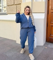 Костюм-двойка женский микровельветовый свободного кроя с молнией и брюками на манжетах осенний