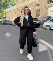 Костюм-двойка женский микровельветовый свободного кроя с капюшоном и брюками на манжетах осенний