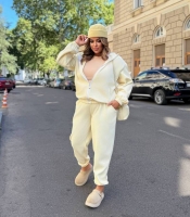 Костюм-двойка женский микровельветовый свободного кроя с кофтой на молнии и брюками на манжетах осенний