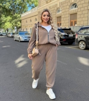 Костюм-двойка женский велюровый свободного кроя с кофтой на молнии и брюками с манжетами осенний