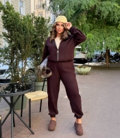 Костюм-двойка женский из мягкого велюра свободного кроя с кофтой на молнии и брюками с манжетами осенний