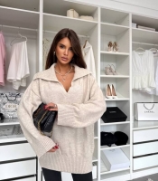 Свитер женский удлиненный вязаный oversize светло-бежевый с воротником поло осенний