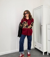 Свитер женский удлиненный вязаный oversize бордовый с анималистичным принтом осенний