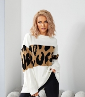 Свитер женский удлиненный вязаный oversize белый с анималистичным принтом осенний