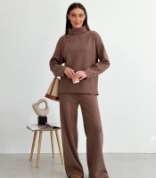 Костюм-двойка женский из турецкой вязки с оверсайз свитером с высоким воротником и брюками свободного кроя осенний