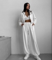 Спортивный костюм-двойка женский из плюшевого велюра с оверсайз свитером и брюками свободного кроя осенний