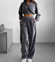Спортивный костюм-двойка женский из плюшевого велюра с укороченным свитером на молнии и брюками свободного кроя осенний