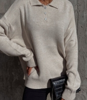 Свитер женский оверсайз трикотажный бежевый с воротником поло и пуговицами осенний