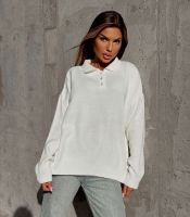 Свитер женский оверсайз трикотажный белый с воротником поло и пуговицами осенний