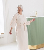 Платье женское бежевое макси трикотажное прямого кроя с поясом и карманами осеннее