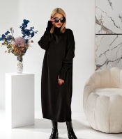 Платье-свитер женское в стиле оверсайз из теплой фабричной вязки с высоким воротником и разрезами на рукавах осеннее