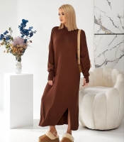 Платье-свитер женское оверсайз из теплой фабричной вязки с высоким воротником и боковым разрезом осеннее