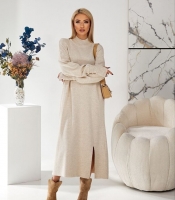 Платье-свитер женское оверсайз из теплой фабричной вязки с высоким воротником и боковым разрезом осеннее