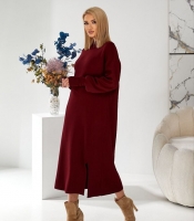 Платье-свитер женское оверсайз из теплой фабричной вязки с высоким воротником и боковым разрезом осеннее