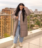 Куртка женская зимняя длинная полубатал бежевая оверсайз с высоким воротником и съемным капюшоном на холофайбере