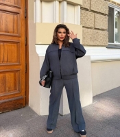 Костюм-двойка женский из микровельвета лиловый с кофтой оверсайз и прямыми брюками осенне-зимний