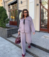 Костюм-двойка женский из микровельвета лиловый с кофтой оверсайз и прямыми брюками осенне-зимний