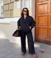 Костюм-двойка женский из микровельвета черный с кофтой на молнии и прямыми брюками осенне-зимний