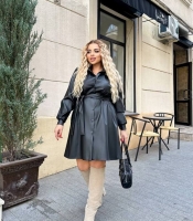 Платье-рубашка женское из эко-кожи свободного кроя со съёмным поясом и карманами осенне-зимнее