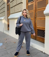 Спортивный костюм-двойка женский из замши на дайвинге с худи оверсайз и вышивкой осенне-зимний