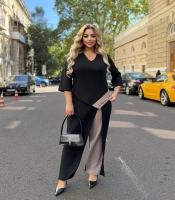 Костюм-двойка женский из креп-дайвинга с блузой на запах и асимметричным низом и прямыми брюками осенний