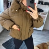 Куртка женская зимняя из плащевки на холлофайбере с капюшоном и объемным воротником  k-124439
