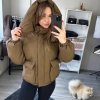Куртка женская зимняя из плащевки на холлофайбере с капюшоном и объемным воротником  k-124439