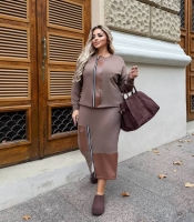 Костюм-двойка женский из двунитки и эко-кожи с кофтой на молнии и юбкой миди осенний