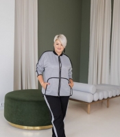 Костюм-двойка женский трикотажный с принтом «лапка» и контрастной окантовкой осенний