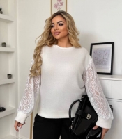 Свитер женский осенне-зимний ангора с кружевными рукавами и мягкой фактурой белый