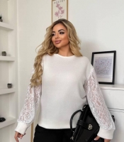 Свитер женский осенне-зимний ангора с кружевными рукавами и мягкой фактурой белый