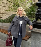 Рубашка женская микровельветовая на меху утеплённая свободного кроя с накладными карманами осенне-зимняя