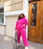 Костюм спортивный женский из трехнитки утеплённый с худи и брюками свободного кроя осенне-зимний
