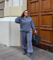 Костюм спортивный женский из трехнитки утеплённый с худи и брюками свободного кроя осенне-зимний