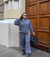 Костюм спортивный женский из трехнитки утеплённый с худи и брюками свободного кроя осенне-зимний