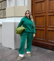 Костюм спортивный женский из трехнитки утеплённый с худи и брюками свободного кроя осенне-зимний