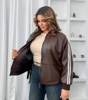 Куртка женская из эко-кожи на подкладке с полосками на рукавах и застёжкой-молнией осенне-зимняя