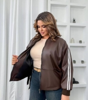 Куртка женская из эко-кожи на подкладке с полосками на рукавах и застёжкой-молнией осенне-зимняя