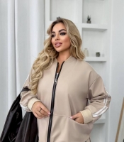 Куртка женская из эко-кожи на подкладке с контрастной молнией и полосками на рукавах осенне-зимняя