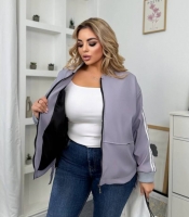 Куртка женская из эко-кожи на подкладке с контрастными полосками и застёжкой-молнией осенне-зимняя