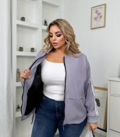 Куртка женская из эко-кожи на подкладке с контрастными полосками и застёжкой-молнией осенне-зимняя