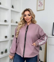 Куртка женская из эко-кожи на подкладке прямого кроя с полосками на рукавах осенне-зимняя