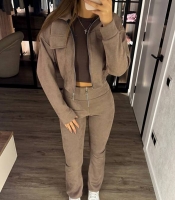 Спортивный костюм женский из замши: укороченная кофта на молнии и прямые брюки с клешем осенний зимний